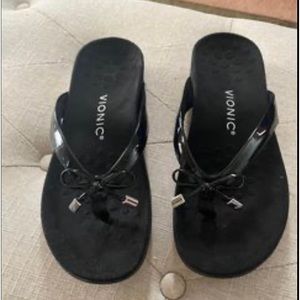 Vionic flip flops sz7